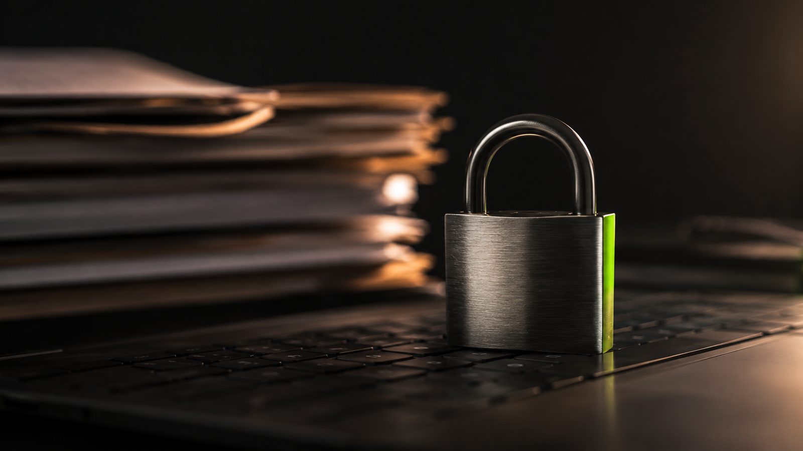 Vorhängeschloss und Datenschutz-Symbole auf dunklem Hintergrund mit grünem Lichtakzent — DSGVO-konforme Webseite