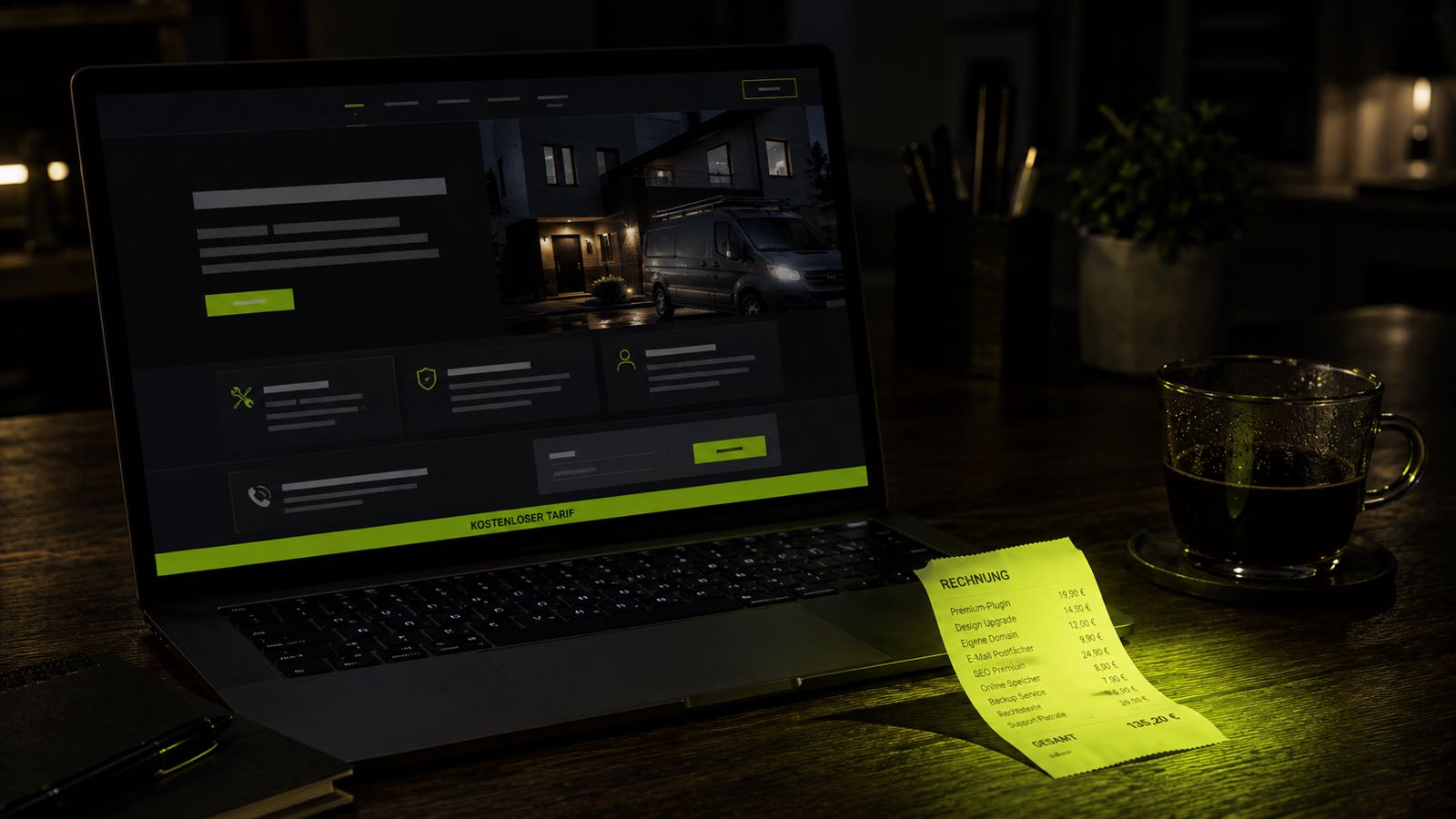 Laptop mit kostenloser Baukasten-Webseite, daneben eine Rechnung über die monatlichen Zusatzkosten — Mehrkunden 26